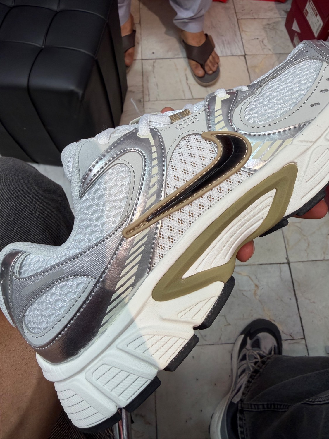 نمای دیگر NIKE V5K سفید طوسی