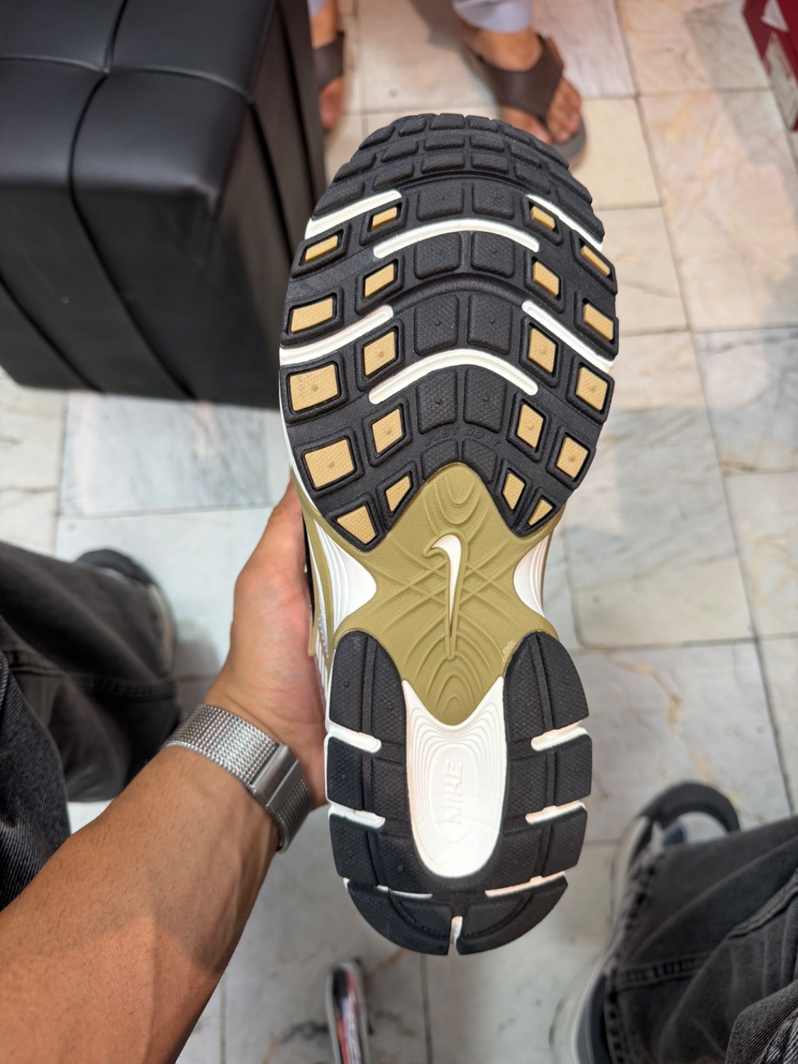 نمای دیگر NIKE V5K سفید طوسی