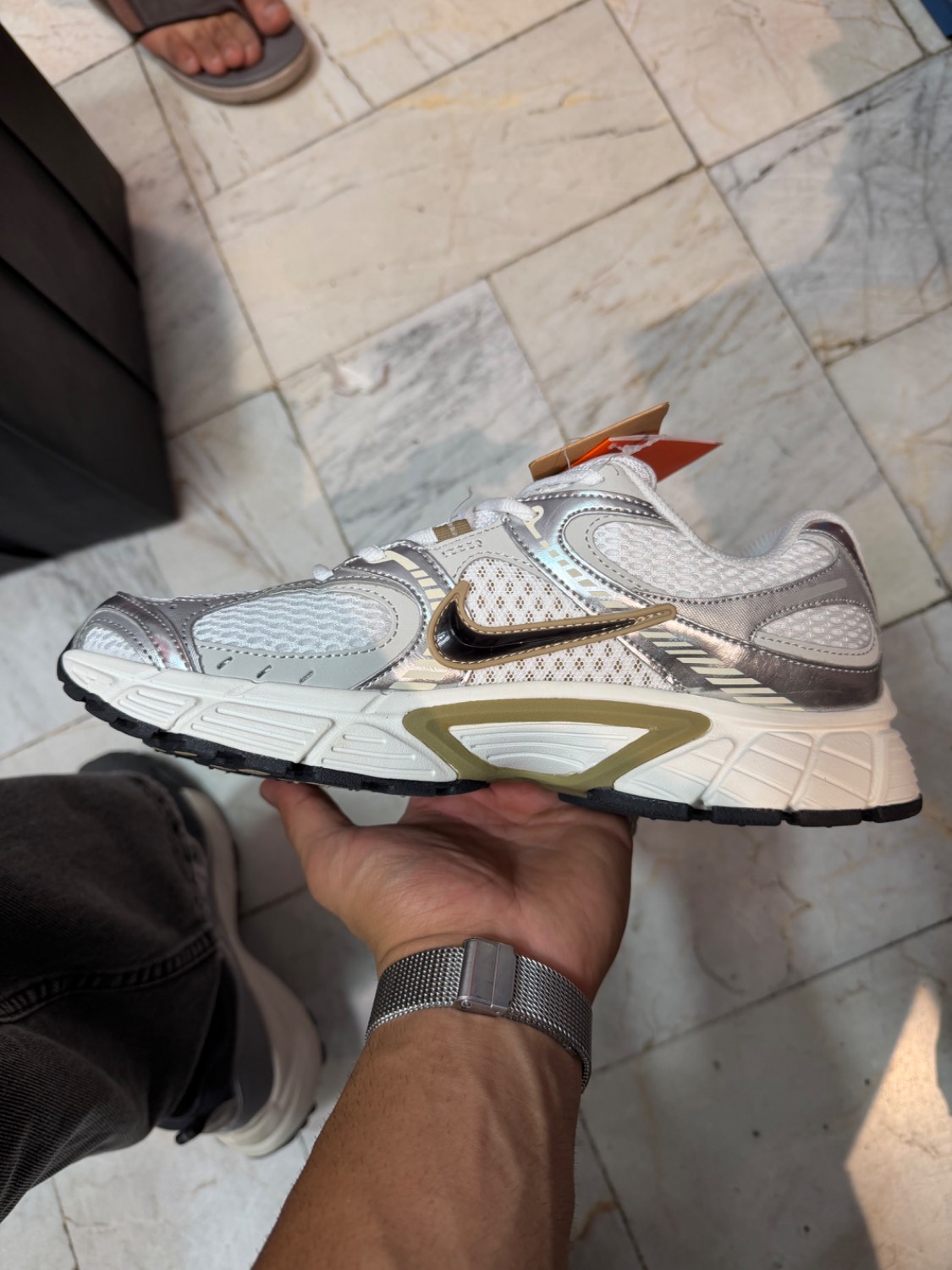 نمای دیگر NIKE V5K سفید طوسی
