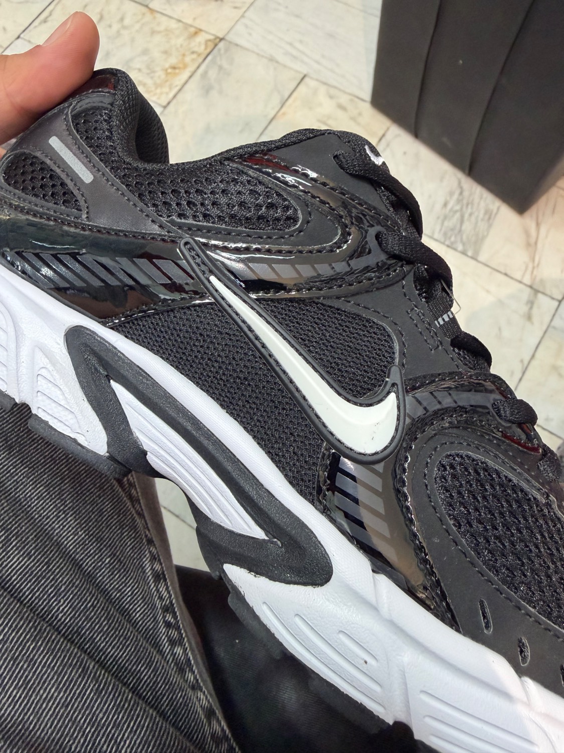 نمای دیگر NIKE V5K مشکی سفید