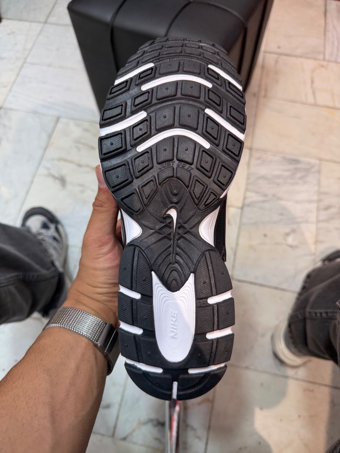 نمای دیگر NIKE V5K مشکی سفید