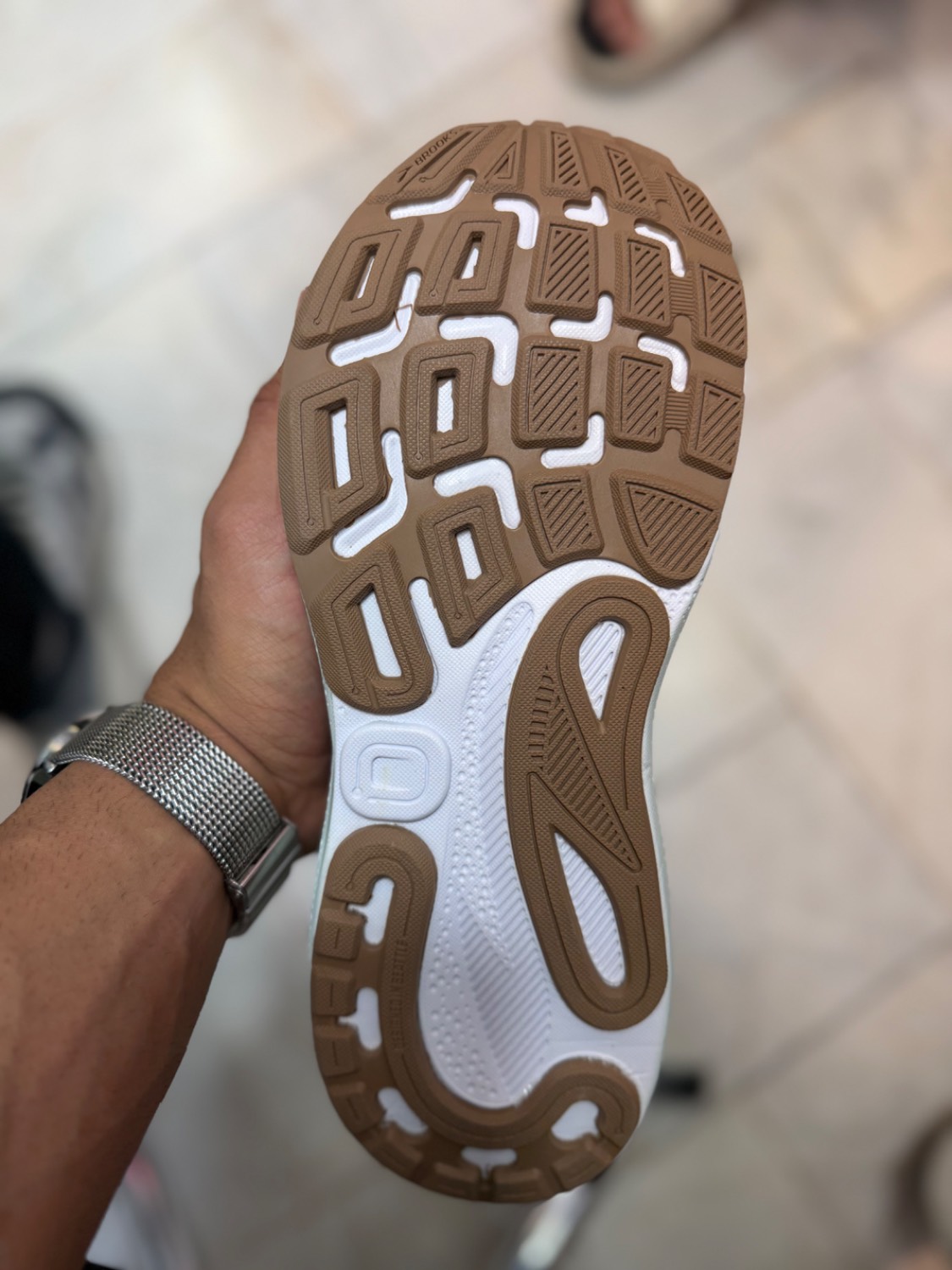 نمای دیگر کتونی BROOKS مدل GTS فیروزه ای