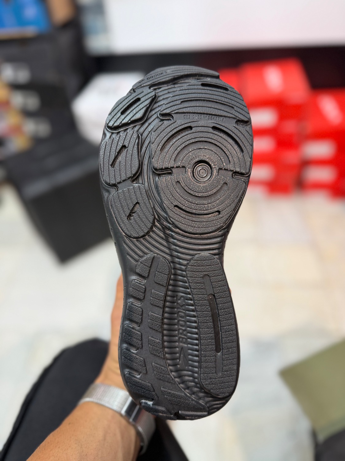 نمای دیگر کتونی BROOKS مدل CLY مشکی