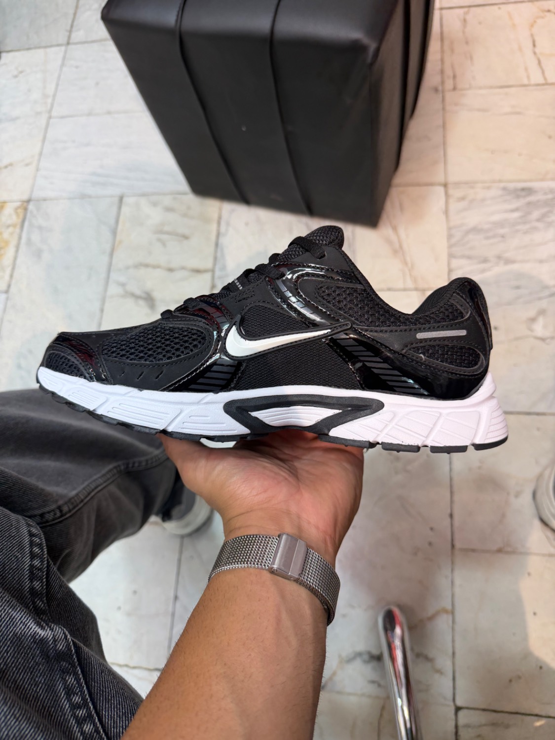 نمای دیگر NIKE V5K مشکی سفید